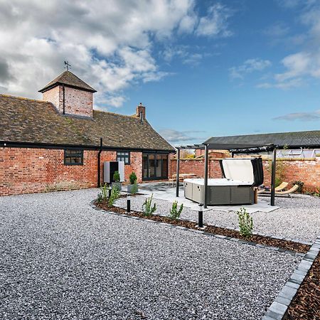 Villa Pigeon House - Unique Barn With Private Garden, Hot Tub And Wood Burner Shrewsbury Esterno foto