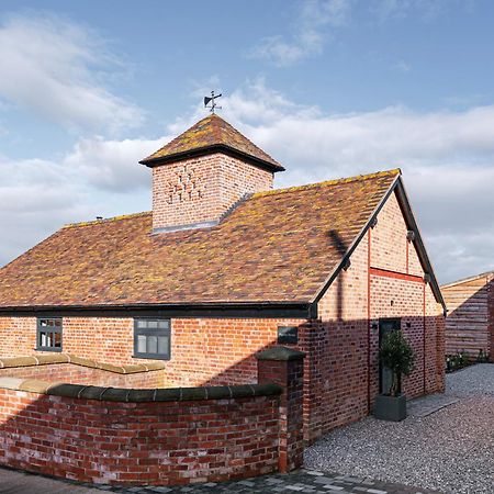 Villa Pigeon House - Unique Barn With Private Garden, Hot Tub And Wood Burner Shrewsbury Esterno foto