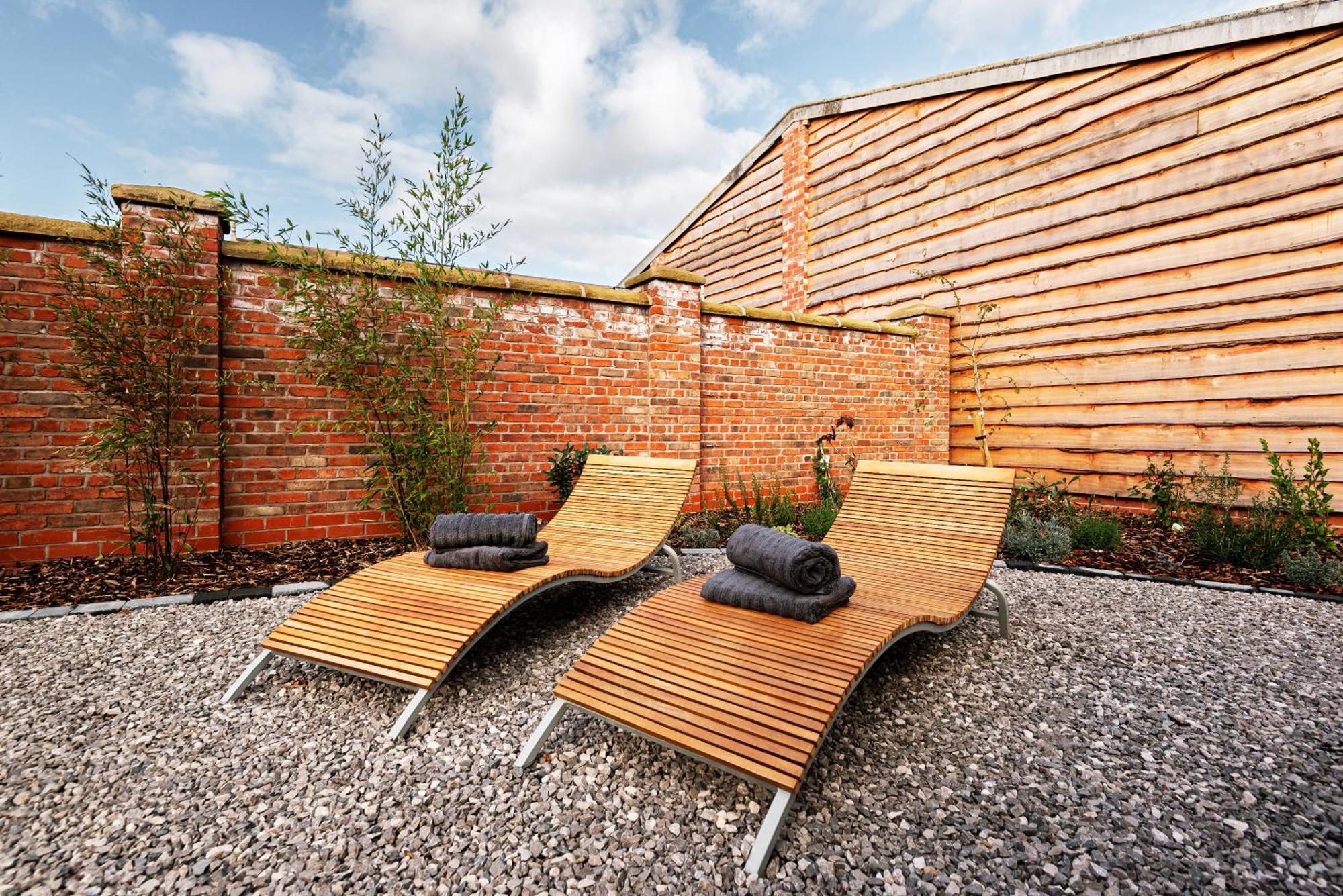 Villa Pigeon House - Unique Barn With Private Garden, Hot Tub And Wood Burner Shrewsbury Esterno foto