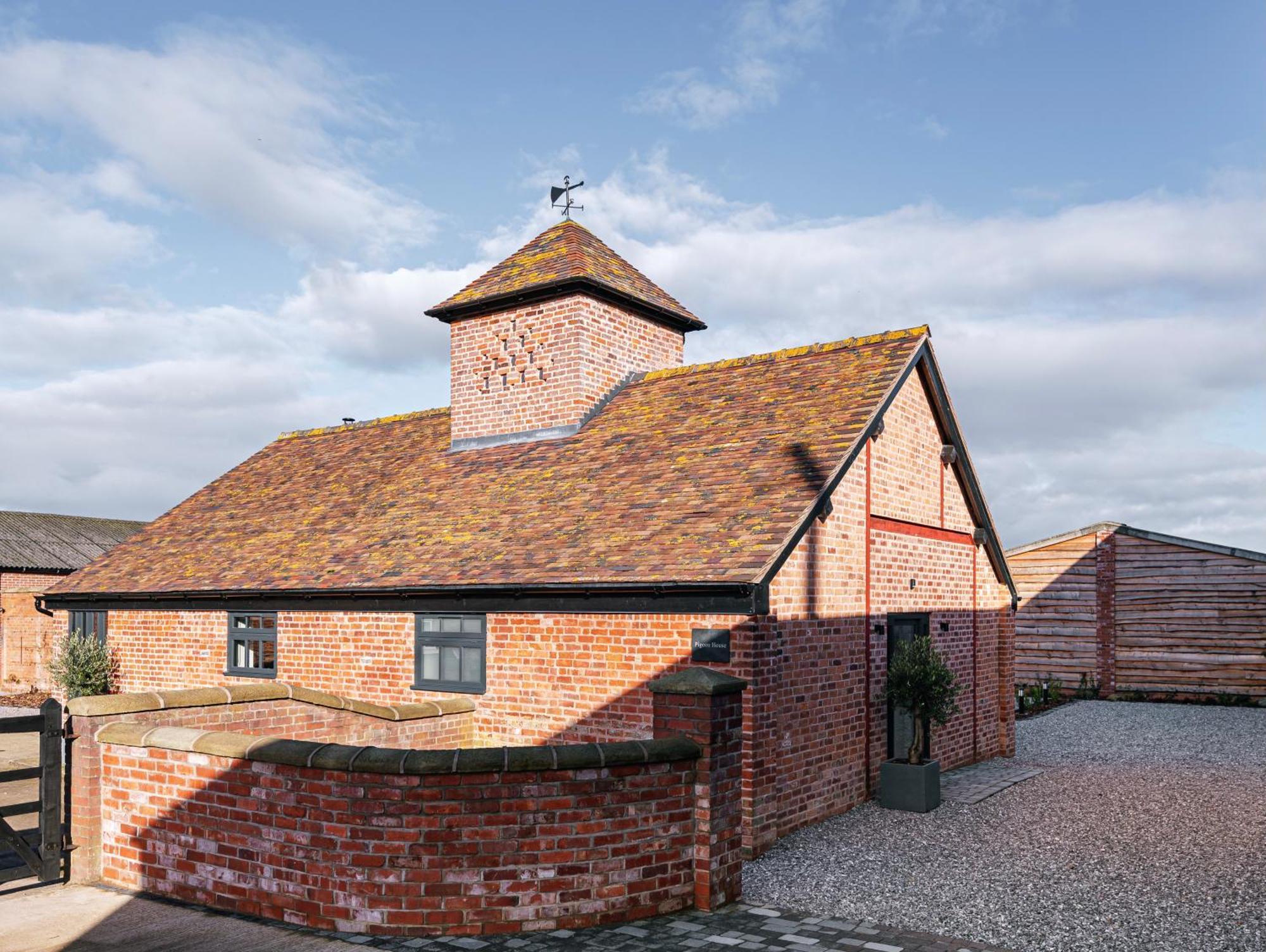 Villa Pigeon House - Unique Barn With Private Garden, Hot Tub And Wood Burner Shrewsbury Esterno foto